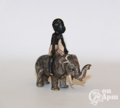 Скульптура "Африканец на слоне"